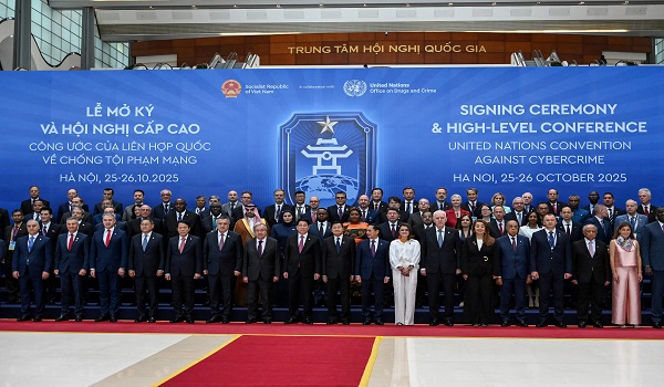 Para perwakilan bergambar pada majlis menandatangani Konvensyen PBB menentang Jenayah Siber di Hanoi/ AFP